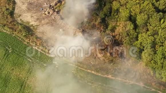 森林附近的垃圾场燃烧生态差排放到大气中视频的预览图