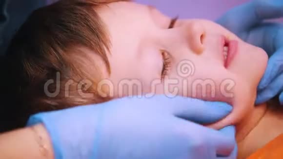 医学诊所患有脑瘫疾病的婴儿言语治疗按摩关门视频的预览图