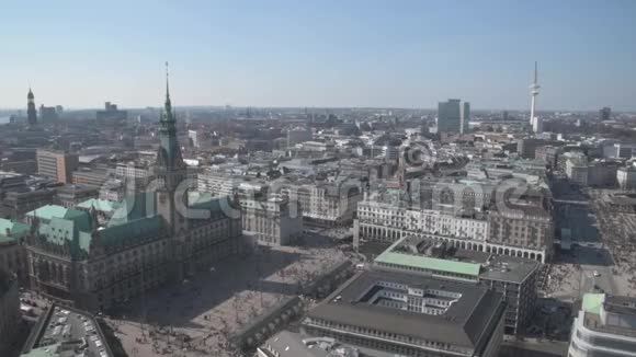 从空中俯瞰汉堡市政厅镇广场Jungfernstieg视频的预览图