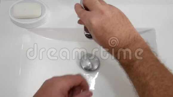 男人在浴室里用肥皂和淡水洗手视频的预览图