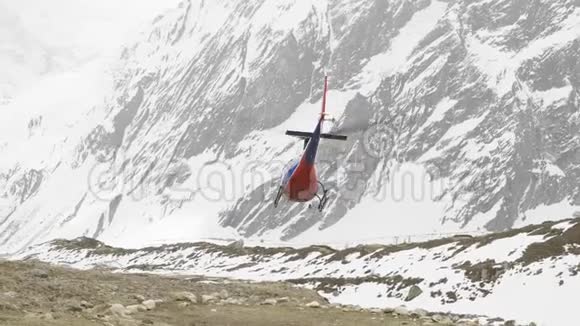 救援直升机在登山者撤离后飞走视频的预览图