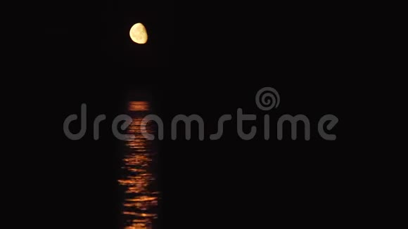 月亮和月光月亮在海面上视频的预览图