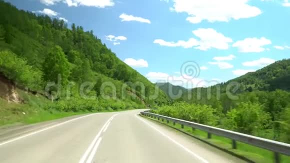 山区的公路相机的移动4K天空和云彩视频的预览图