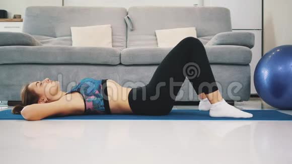 一个健康的女人在家里穿着运动服和训练做体育锻炼健康的生活方式视频的预览图