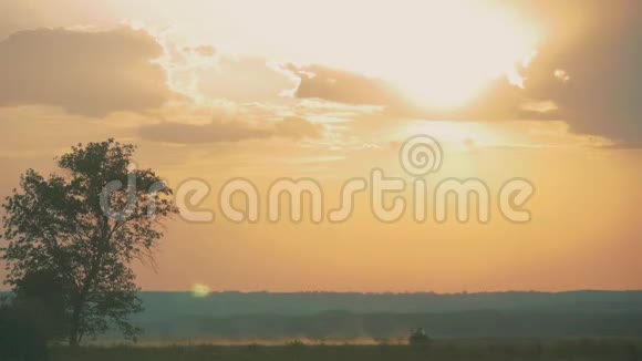 日落自然观夏场美丽平静的日落背景自然与生态理念傍晚时分视频的预览图