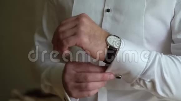 商人在腕表上检查时间男人把钟放在手上新郎在早上准备好视频的预览图