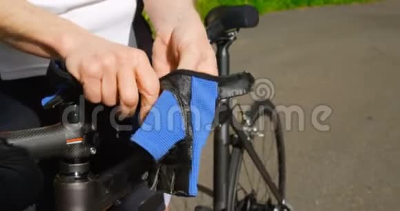 4k农村地区戴无指手套的高级自行车手视频的预览图