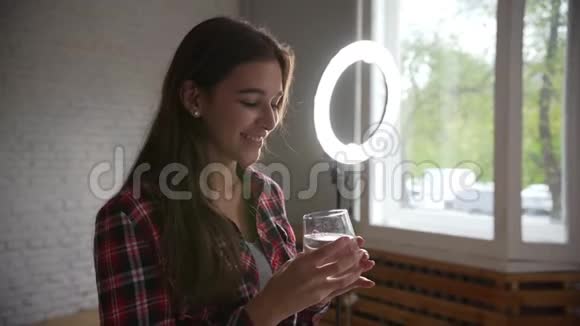 女孩从杯子里喝干净的水视频的预览图