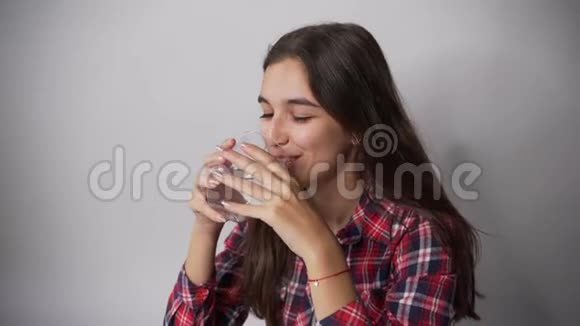 女孩从杯子里喝干净的水视频的预览图