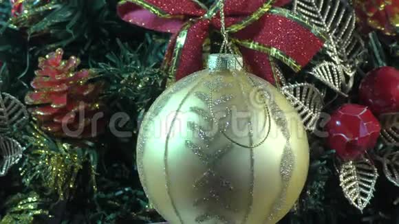 装饰圣诞树的墙视频的预览图