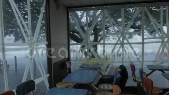飓风Mangkhut从咖啡厅看到视频的预览图
