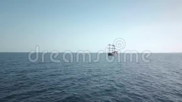 蓝色海水中的海盗帆船远观视频的预览图