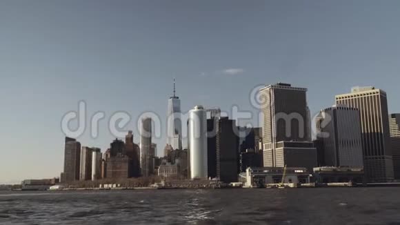纽约市中心曼哈顿下城的金融摩天大楼拍摄于下午晚些时候的东河视频的预览图