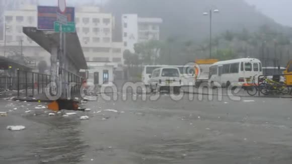 台风Mangkhut在巴士站附近视频的预览图