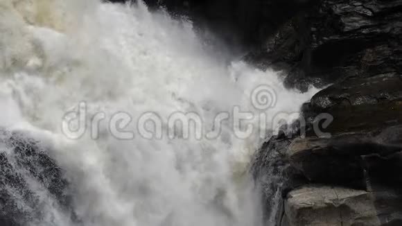 水撞击岩石瀑布视频的预览图