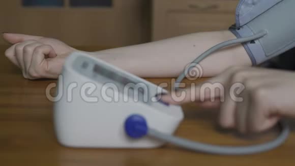 女人测量她的血压视频的预览图