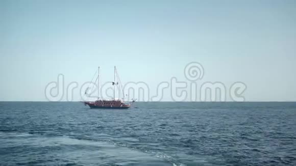 水手走海洋蓝色的水和开阔的大海视频的预览图