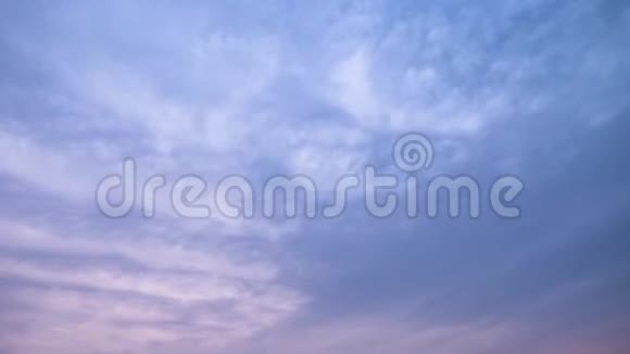 日落时乌云在天空中移动天空背景有乌云4K版时移云视频的预览图