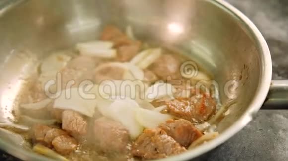 食物烹饪红肉丁牛肉片炒锅视频的预览图