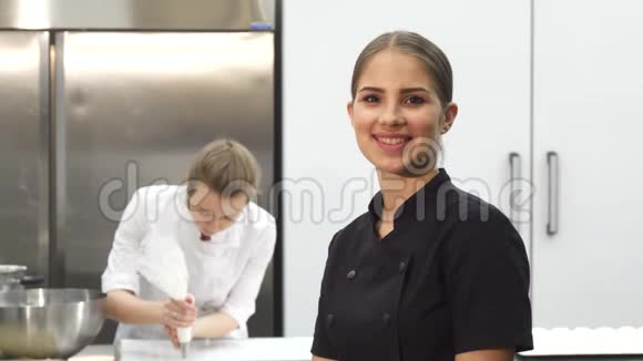快乐的女厨师微笑着向厨房竖起大拇指视频的预览图