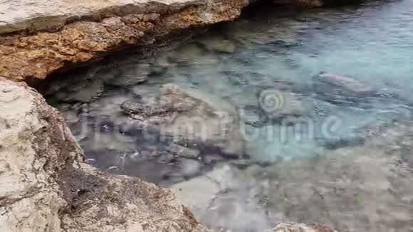 地中海海浪拍打着岩石塞浦路斯岛海岸视频的预览图