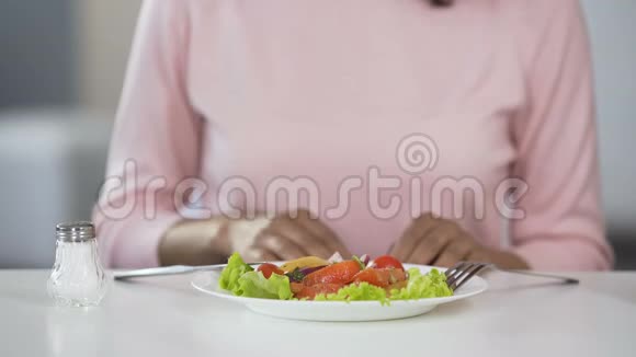女人在食物里加太多盐不健康的饮食脱水问题视频的预览图