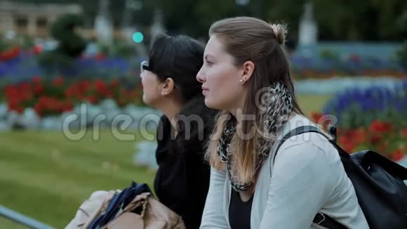 两个年轻女人在公园里放松视频的预览图