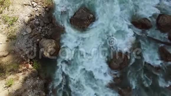 从上面看水流在河里有大石头视频的预览图