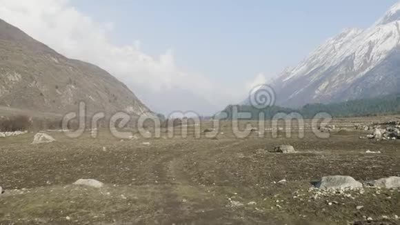干田在尼泊尔最高的山脉中视频的预览图
