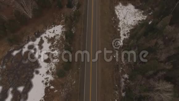 冬天的北美公路视频的预览图