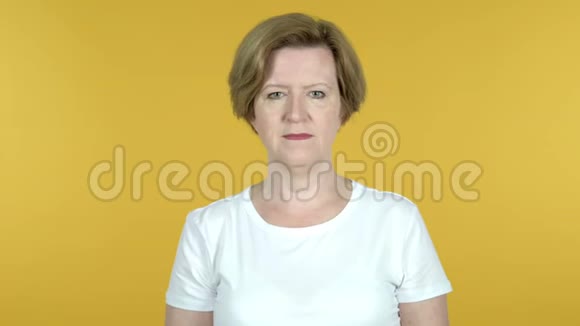 黄背景下老女人的失败与问题视频的预览图