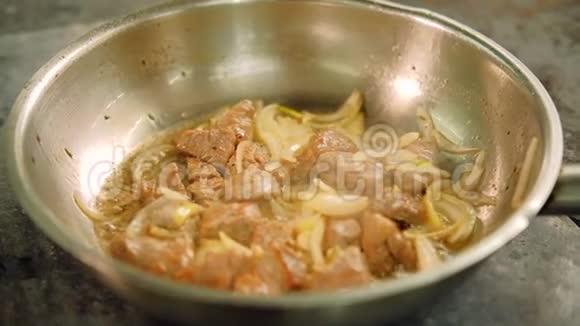 肉制品烹饪食谱牛肉丁猪肉炒锅视频的预览图