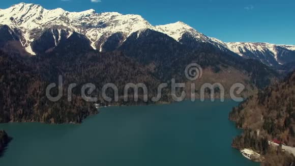 在湖底和建筑物的高处俯瞰雪山视频的预览图