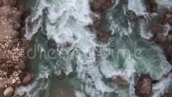 从上面可以看到水流河流经过沙质海岸旁边视频的预览图