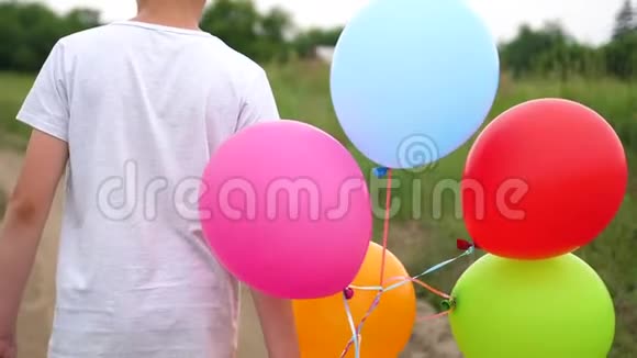 快乐的孩子们带着气球在森林路上奔跑公园里的生日庆祝活动孩子们的欢笑和欢乐视频的预览图