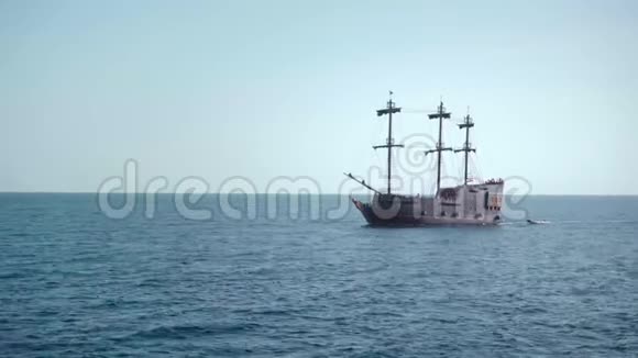蓝色海水中的海盗帆船近景视频的预览图