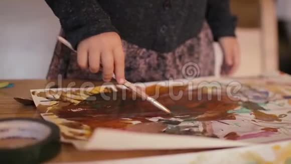 无法辨认的小女孩混合颜料在纸上特写镜头视频的预览图