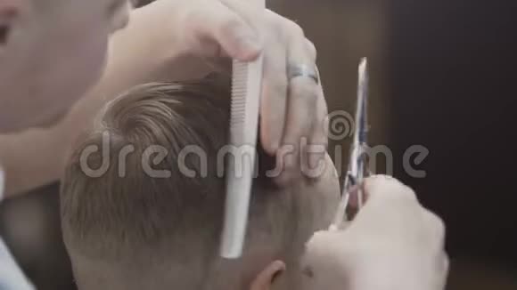 紧紧抓住理发师的手他在理发店里剪了那个人的头发理发师理发视频的预览图
