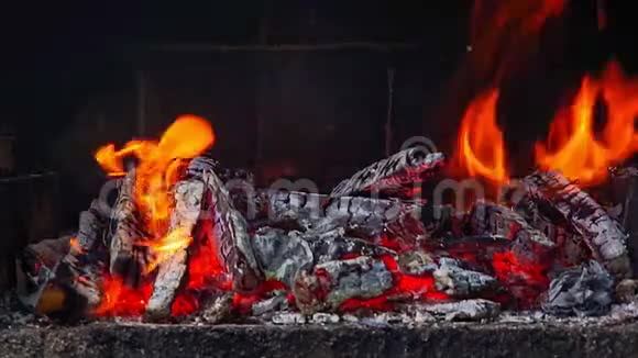 在一个砖烧烤炉中关闭火的正面视图视频的预览图