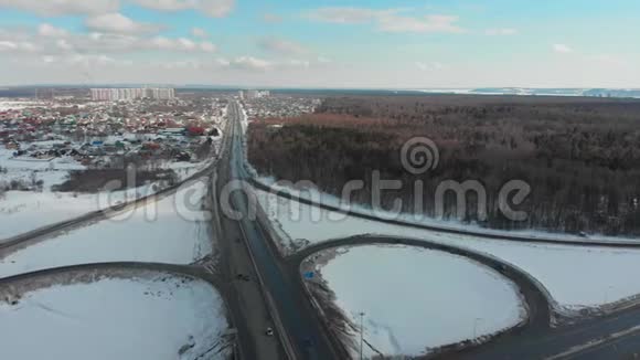 冬季公路上的鸟瞰图汽车在路上大型交通交汇处视频的预览图