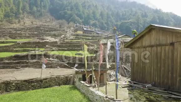 尼泊尔Lho村彩旗玛纳斯鲁巡回跋涉视频的预览图