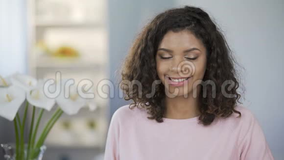 混合种族的年轻女士喝橙汁增加免疫系统的保护视频的预览图