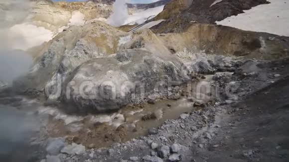 Kamchatka火山活动活跃的Mutnovsky火山口的热富马乐场欧亚俄罗斯远东视频的预览图