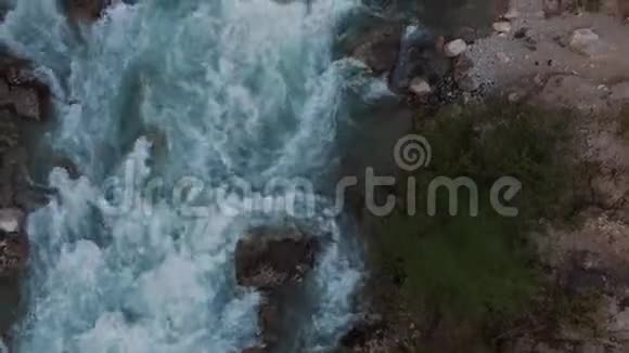 无人机正飞越小山河展现山谷全景视频的预览图