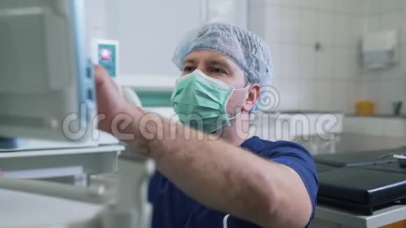 一家医院的医生穿着无菌衣服和口罩使用诊断设备超声检查视频的预览图