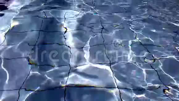 池中纯蓝色的水阳光反射视频的预览图