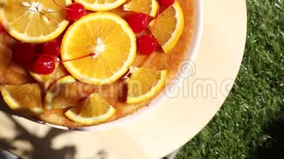 橘子和樱桃派在一个检查垃圾野餐在春天视频的预览图