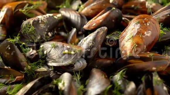 滑过用草药烹制的海蚌视频的预览图