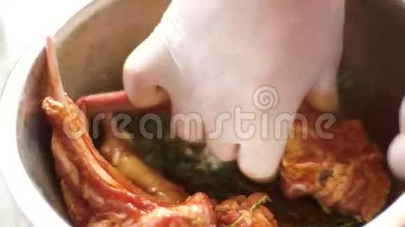 肉和腌料放在碗里视频的预览图