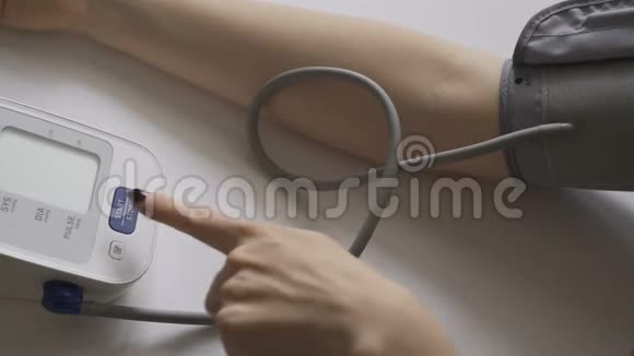 女人测量她的血压视频的预览图